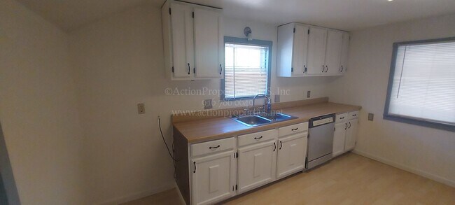 Building Photo - Central Roseville, 1 Bed, 1 Ba, Wall Air, ...