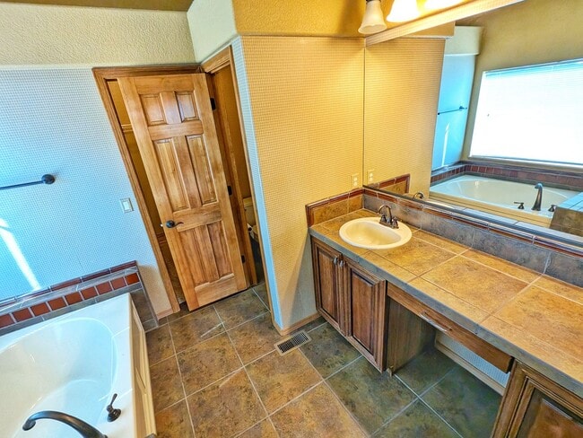 Building Photo - Gorgeous 5b 3b Single Family Home w/ a View