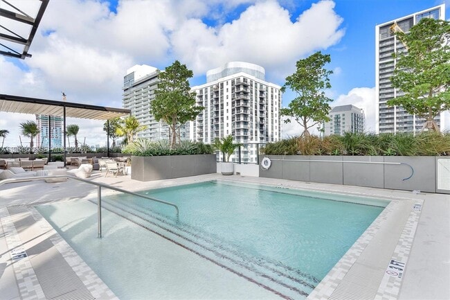 Building Photo - 11 NE 6th St