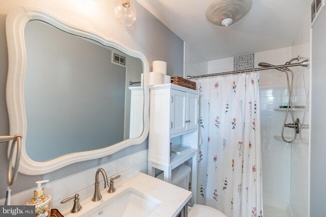 Building Photo - 2978 E Thompson St