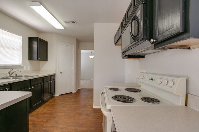 Building Photo - 3920 Malibu Sun Dr