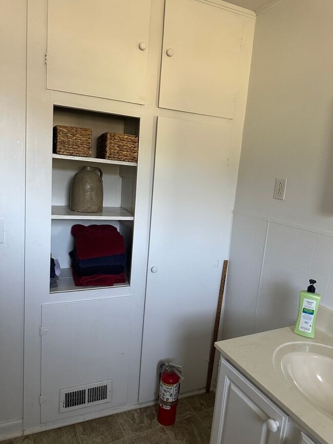 Building Photo - 4 Bedroom, 2 Bath farm house out in the Co...