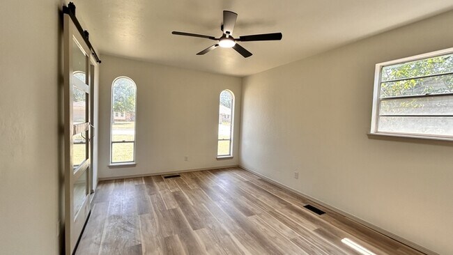 Building Photo - 726 Garden Grove