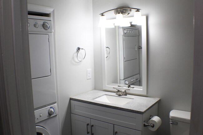 Building Photo - 2 bedroom Condo for rent! Available this A...