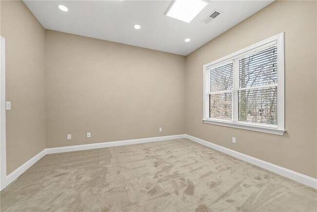 Building Photo - 225 Lake Summit View