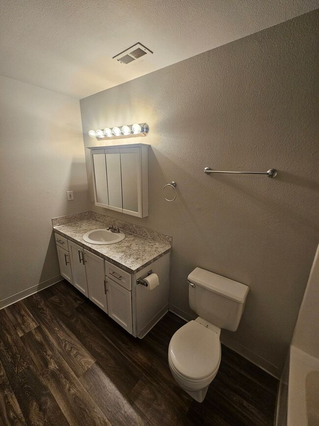 Building Photo - The Perfect Blend of Comfort and Function