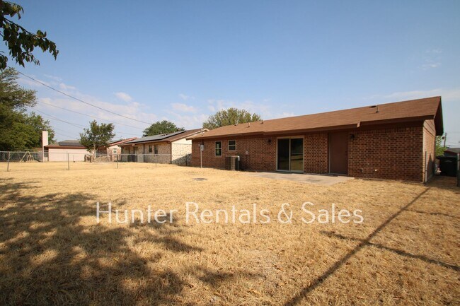 Building Photo - Mountain of Amenities!