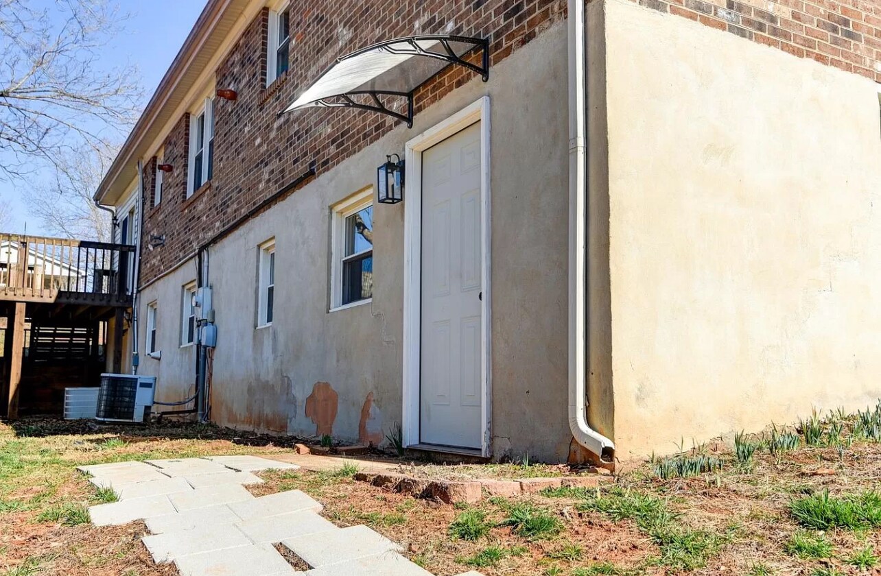 Building Photo - 246 Poor House Rd