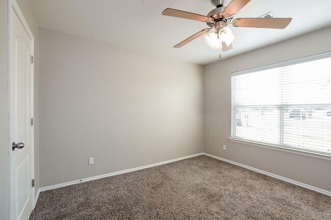Building Photo - 2110 Bradford Ln