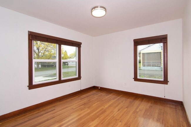 Building Photo - Fully updated 2 Bed 1 Bath Valley home.  H...