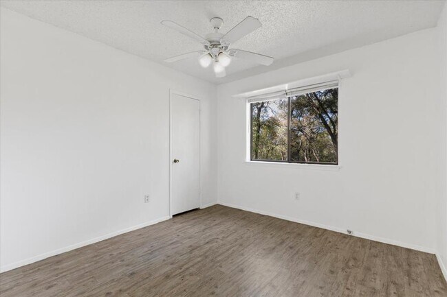 Building Photo - 6300 London Dr