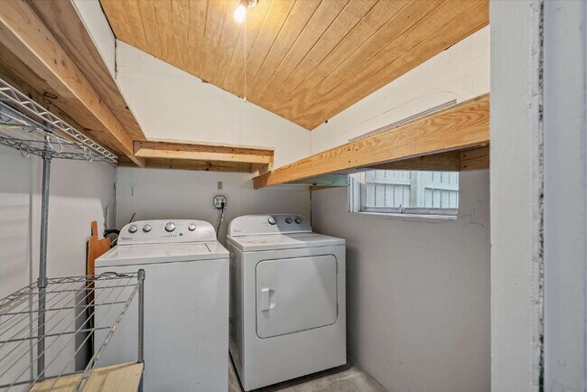 Building Photo - Charming 2-Bed Home with Hardwood Floors and Fenced in Yard