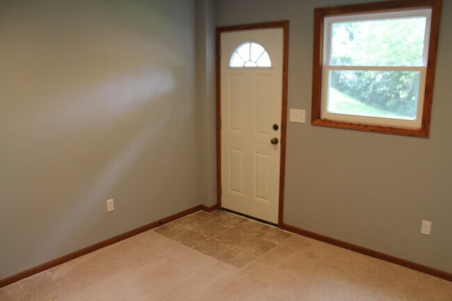 Building Photo - Avail May 1st. SW Rochester 3 bedroom 2 bath home, giant 2 car garage