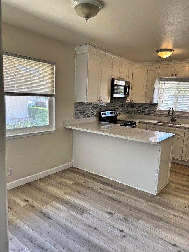 Building Photo - Remodeled 2 Bedroom Duplex w/ 1 Car Garage *Star Rentals
