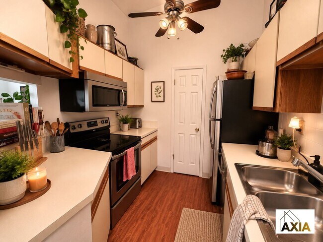 Building Photo - Bright Top-Floor Condo with Vaulted Ceilings & Flatiron Views!