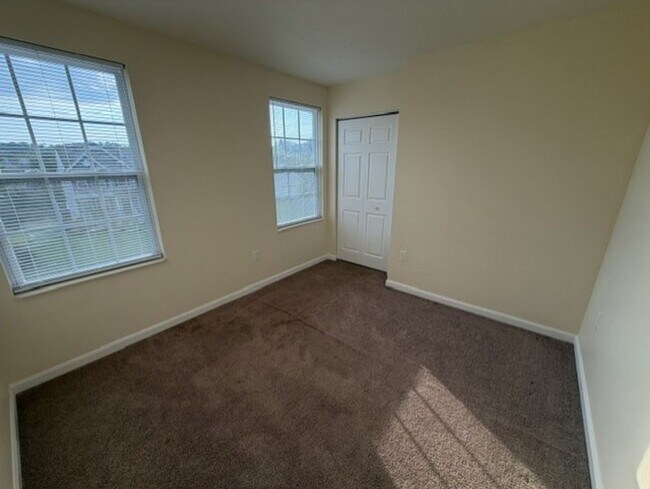 Building Photo - 422 Labrador Ln