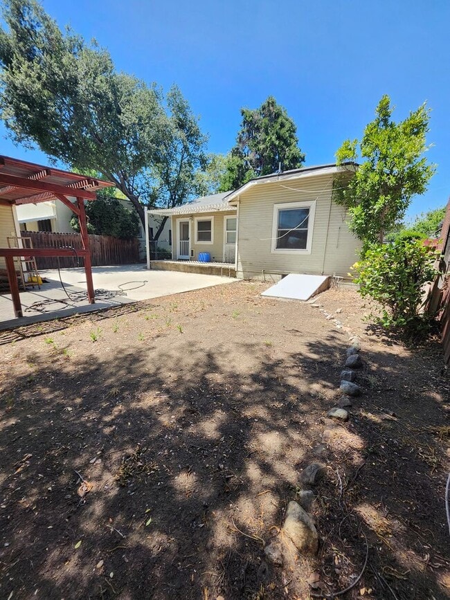 Building Photo - Charming Colonial-Style 2-Bedroom Home in ...