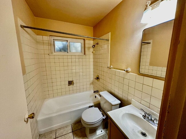 Building Photo - Charming 3 bed/2 bath house in the Heart of Thornton!