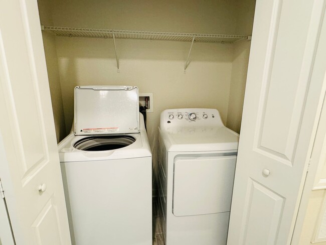 Building Photo - 3 Bed 2.5 Bath Townhouse For Rent In Store...