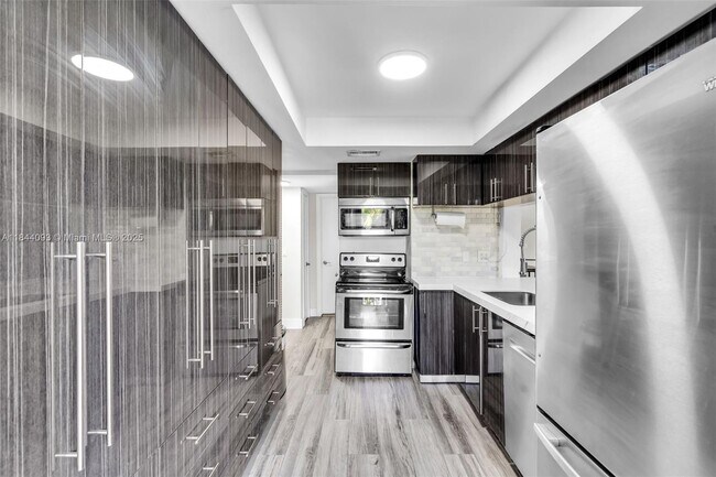 Building Photo - 77 Crandon Blvd
