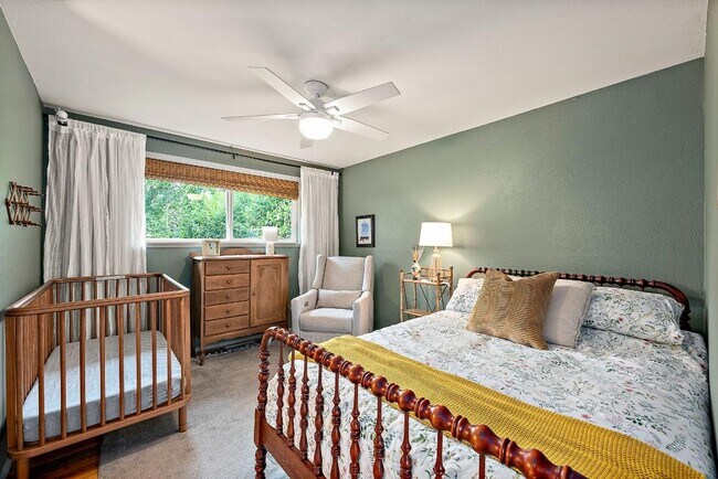 Building Photo - Spacious 4 Bed Lakewood Home w/ 2 Kitchens...