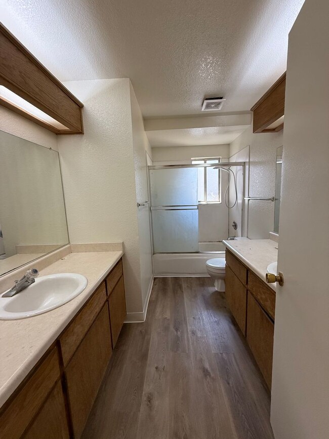 Building Photo - Spacious 4bed 2bath home in the Rio Linda/...