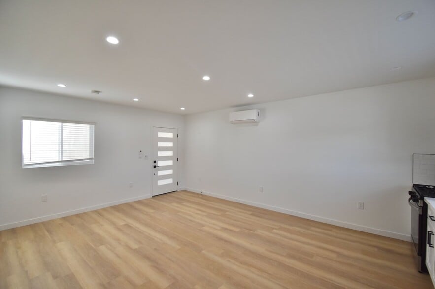 Building Photo - 11645 Moorpark St