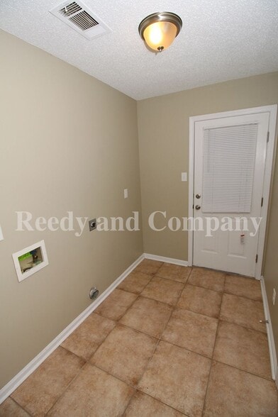 Building Photo - 6612 Dawnhill Rd