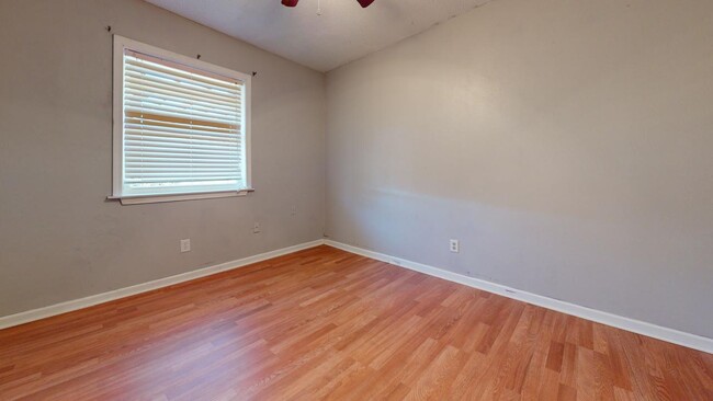 Building Photo - 1604 SE Jarman Ave