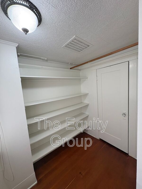 Building Photo - 1410 W Main St