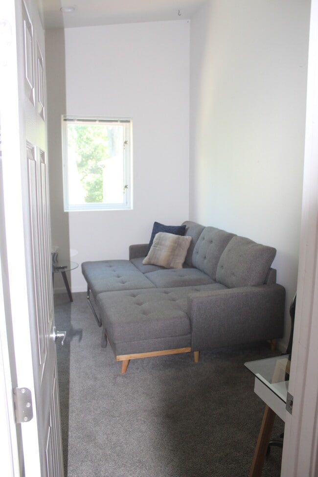 Building Photo - 442 E 7th St