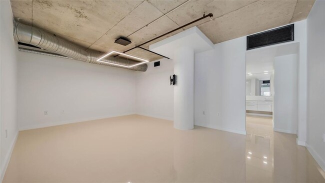 Building Photo - 2000 Bagby St