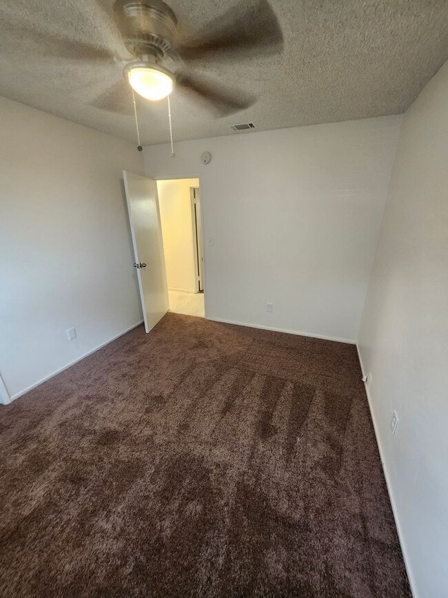 Building Photo - Newly Renovated! Spacious 4-Bed, 2-Bath Ho...