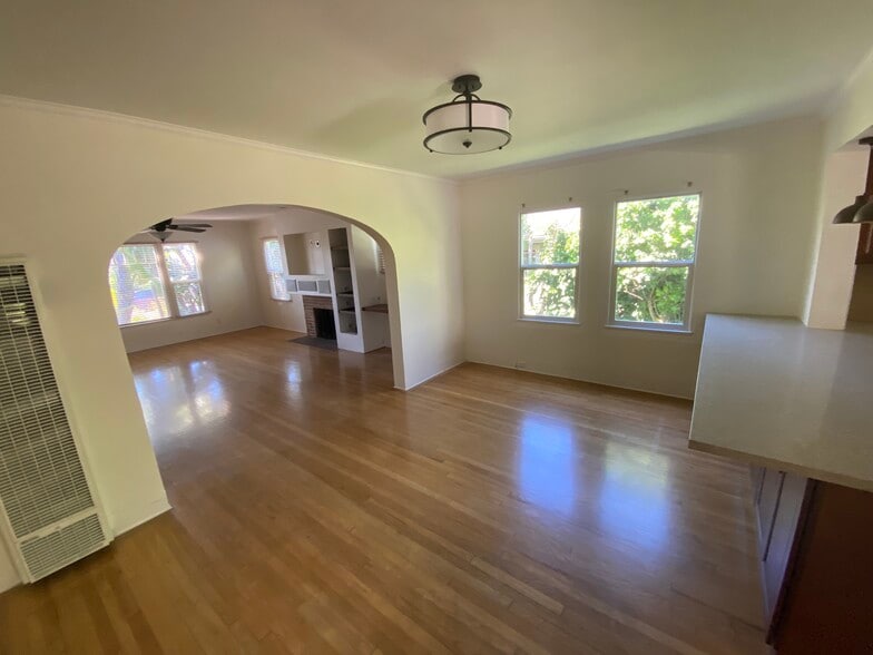 Diningrm1 - 1057 E Main St