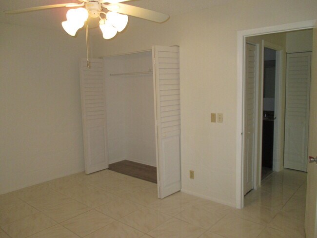 Building Photo - 124 Lake Irene Dr