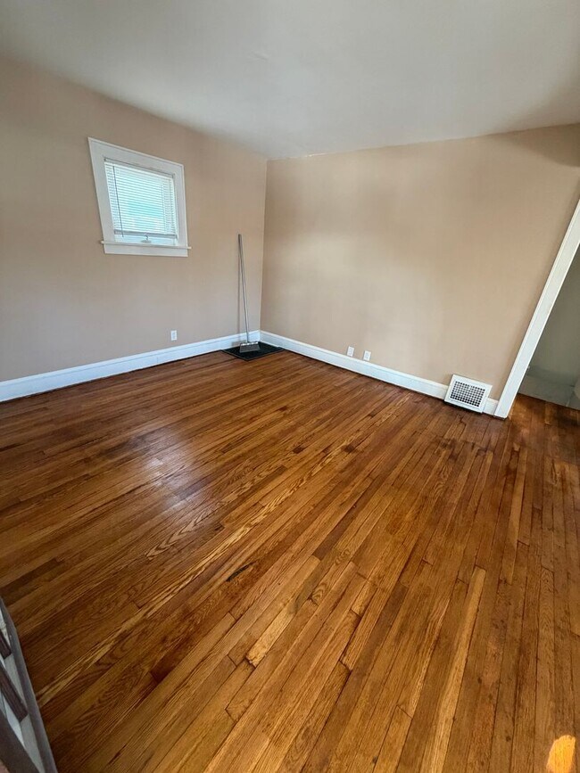 Building Photo - Beautifully renovated 2 bedroom ranch!