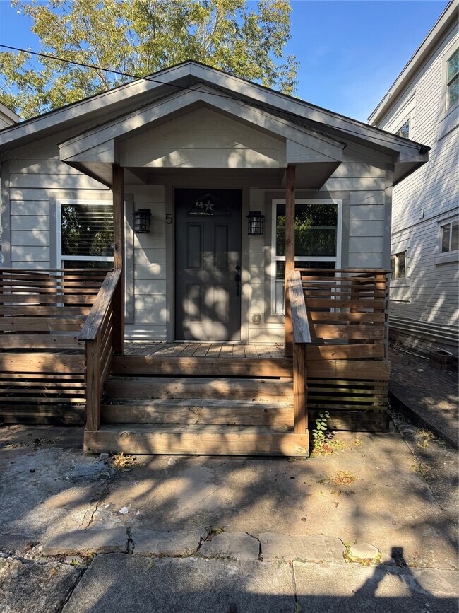 Building Photo - 4630 Woodside St