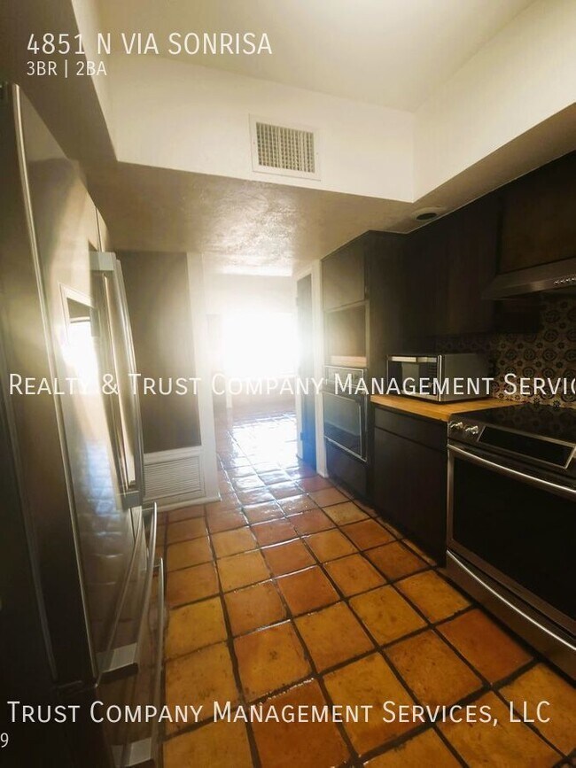 Building Photo - 4851 Vía Sonrisa