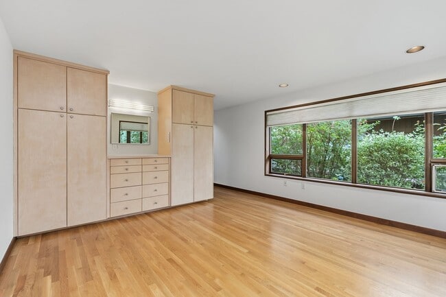 Building Photo - 4Bd/2.75Ba Seattle House