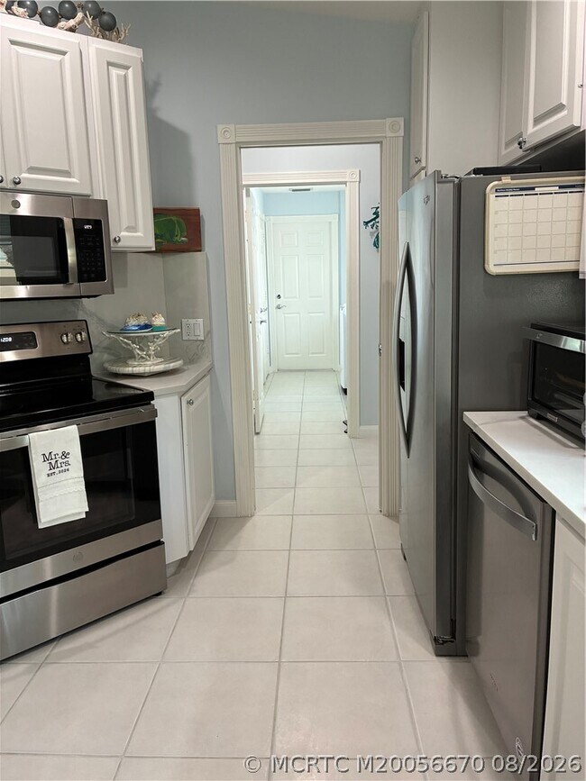 Building Photo - 9097 SE Retreat Dr