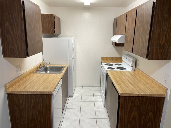 Building Photo - Updated Top Floor, Corner 2BD/ 2BA - Great...