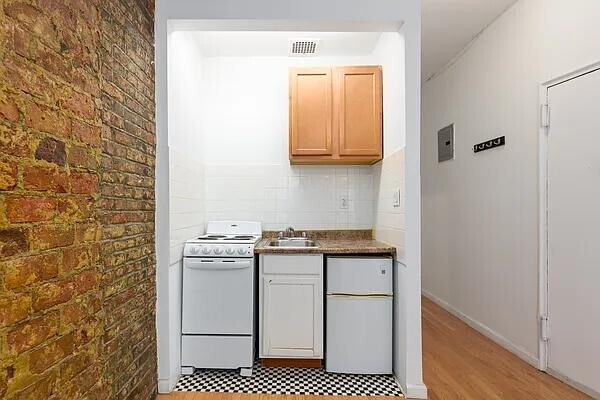 Building Photo - 411 W 54th St