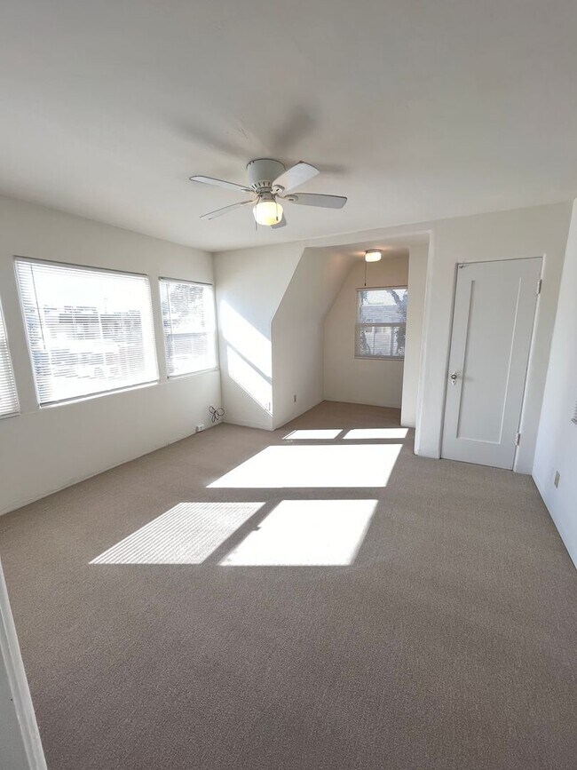 Building Photo - AVAILABLE JUNE! LIGHT AND BRIGHT STUDIO ON MISSION BLVD W/ PARKING! MISSION BEACH - $1,895/mo!