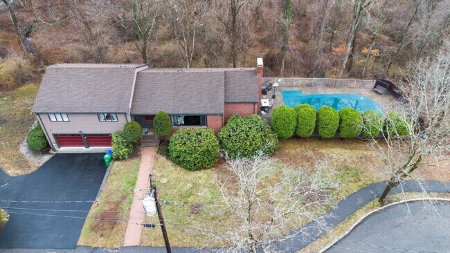 Building Photo - 10 Stonewood Dr