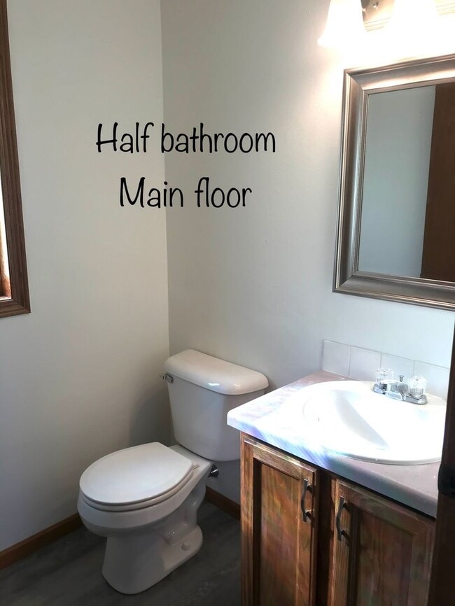 Building Photo - 3 Bedroom 2 Bathroom Townhouse in Neenah