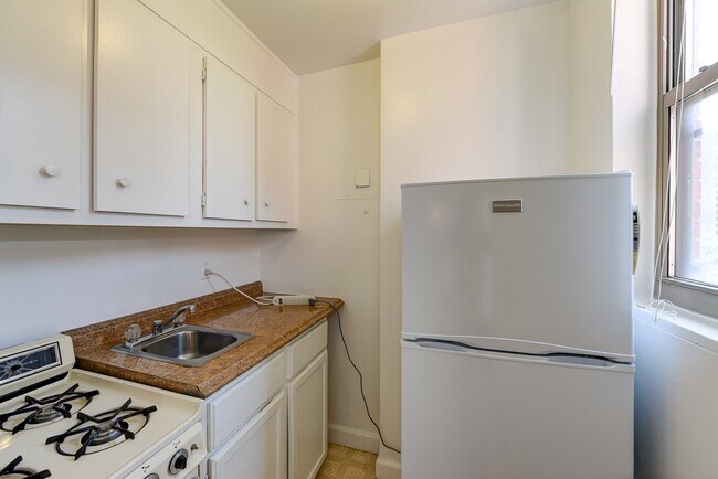 Building Photo - Spacious & Bright Studio at River Place North