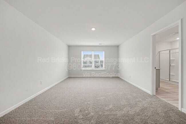 Building Photo - 136 Mdw Vw Dr