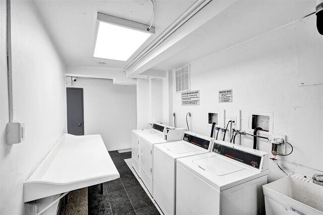 Building Photo - 20400 W Country Club Dr