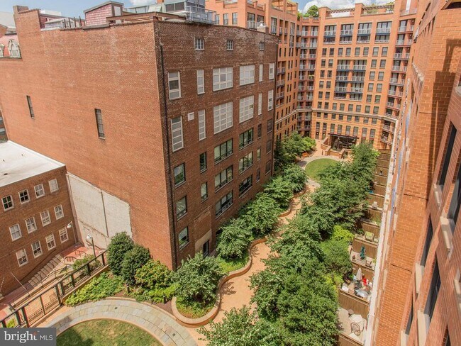 Building Photo - 616 E St NW