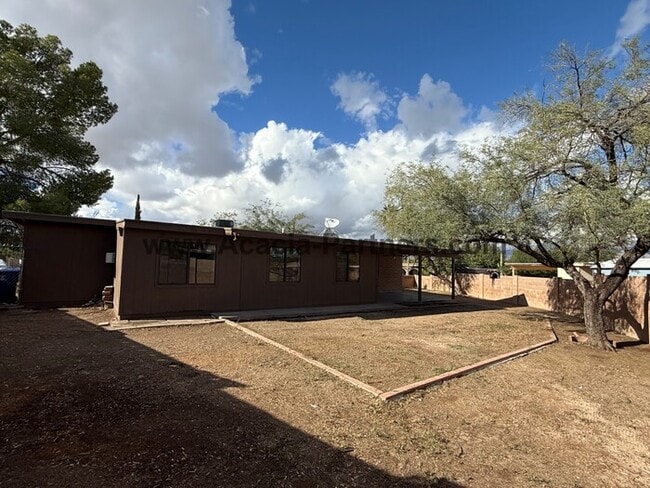 Building Photo - Four Bedroom Home Located in East Tucson Neighborhood